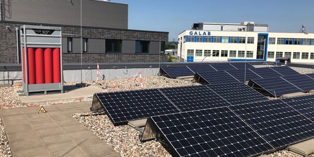 Das Bild zeigt die Solaranlage auf dem Dach des EnergieCampus der HAW Hamburg.