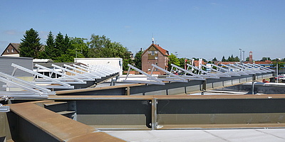 Hier sehen Sie den Bau der Solaranlage auf dem Autohaus in Celle