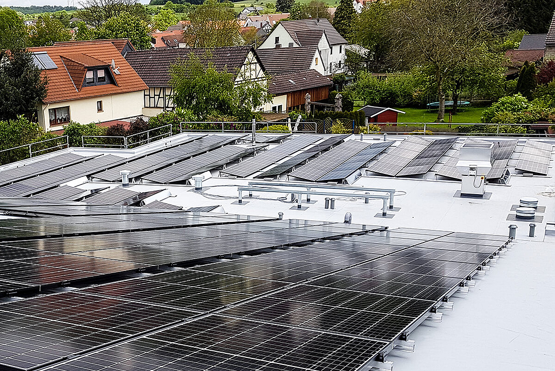 IBC AeroFlat wurde für die dachparallele Modulmontage auf geneigten Bitumen- und Foliendächern (Foto: IBC SOLAR AG)