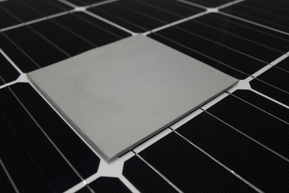 Solarmodul wird auf Verschattungsresistenz getestet. Einzelne Solarzelle wird verschattet. Bypass-Diode am rechten Rand (Grafik: Fraunhofer CSP).
