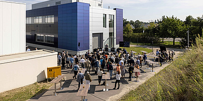 Viele Gäste kamen zur Eröffnung und begutachteten die optisch ansprechende Solarfassade des Neubaus. (Foto: © HZB / M. Setzpfandt)