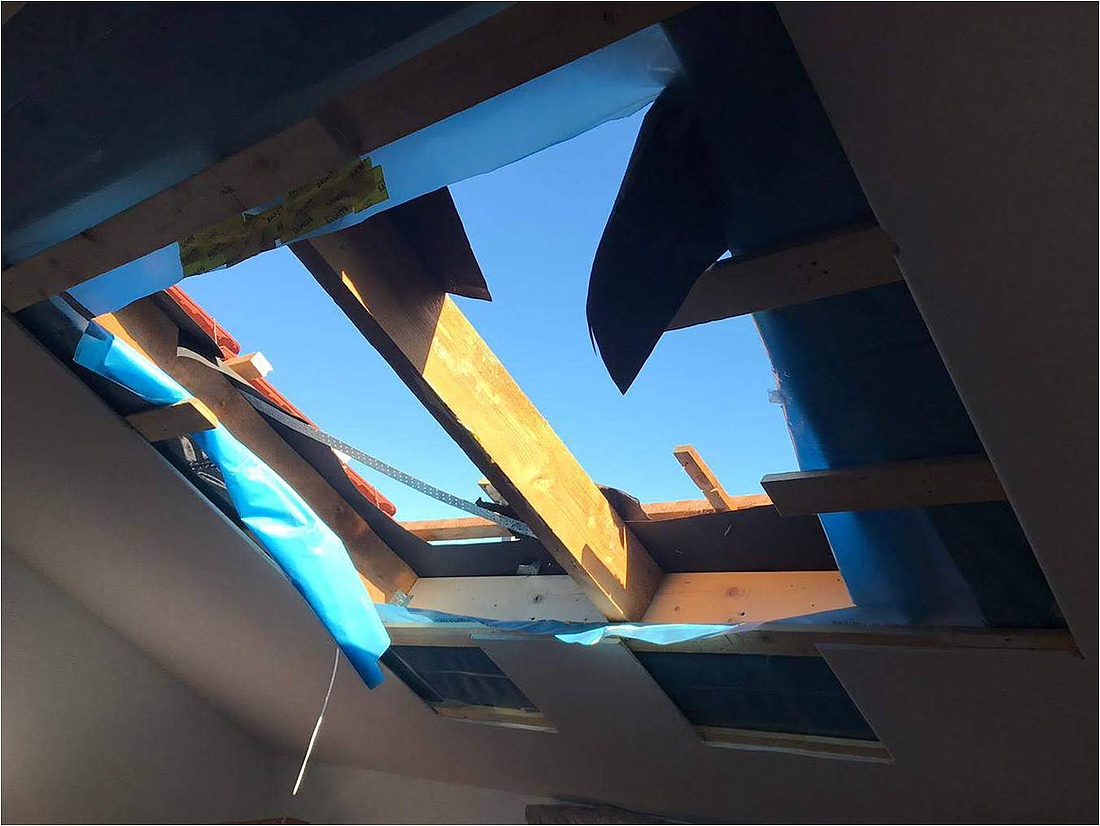 Vor dem Einbau eines Dachfensters ist es idR notwendig, Wechsel zwischen die Dachsparren einzusetzen. (Foto: energie-experten.org)