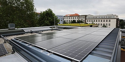 Hier sehen Sie die Solaranalge auf dem Dach der Albert-Schweizer-Schule in Kassel