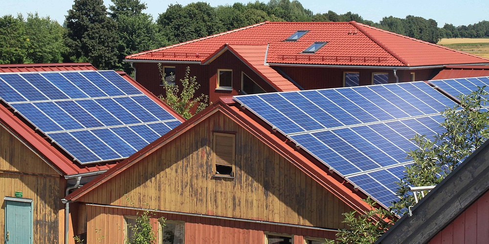 Hier sehen Sie die Photovoltaikanlage auf dem Dach der Waldorfschule in Landsberg