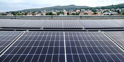 Durch den Solarstrom aus dieser Photovoltaik-Anlage werden jährlich etwa elf Tonnen CO2 eingespart. (Foto: © BLB NRW)