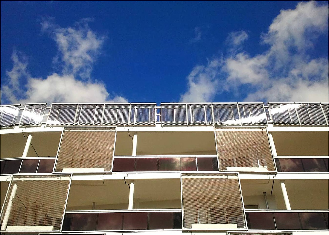 Röhrenkollektoren als Verkleidung einer Balkonbrüstung an einer Fassade eines Modellhauses der IBA Hamburg. (Foto: energie-experten.org)