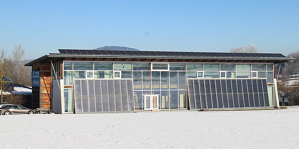 Die Solarthermie-Kollektoren sind mit der Fassade konsequent nach Süd ausgerichtet. Ihre beinahe vertikale Anbringung begünstigt den Wärmeertrag im Winter sowie Frühjahr und Herbst. (Foto: Naturpark Bayerischer Wald e.V./ Sonnenhaus-Institut e.V.)