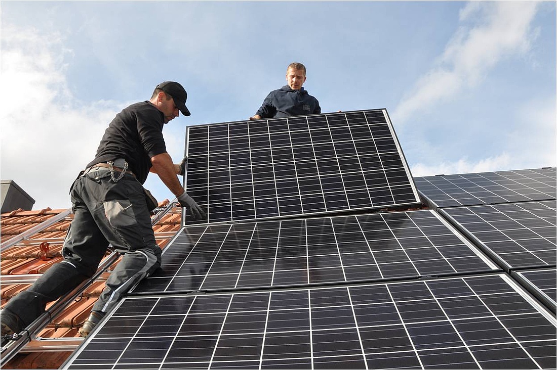Hanwha Q CELLS konzentriert sich in Europa verstärkt auf Solarlösungen für Eigenheimbesitzer, die sich selbst mit Solarstrom versorgen wollen (hier: Aufdach-Installation von Hanwha Q CELLS-Solarmodulen). (Foto :Hanwha Q CELLS GmbH)