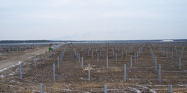 Das Bild zeigt die Montage der Solarpaneele im Solarpark Turnow-Preilack