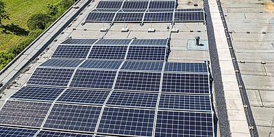 Das Bild zeigt die Solaranlage auf dem Gymnasium am Kothen in Wuppertal.