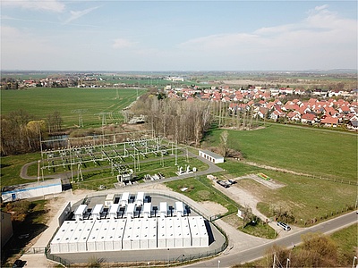 Der 25 MWh fassende Blei-Carbon-Stromspeicher in Bennewitz wird für die geplante Projektdauer von 20 Jahren sog. Regelleistung zur Verfügung stellen und dadurch die Netzfrequenz stabilisieren. (Foto: Upside Invest GmbH & Co. KG)