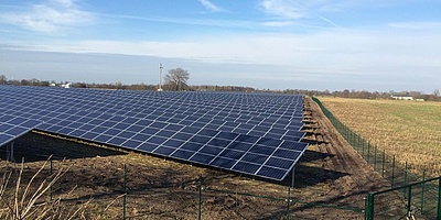 Das Bild zeigt einen Solarpark.
