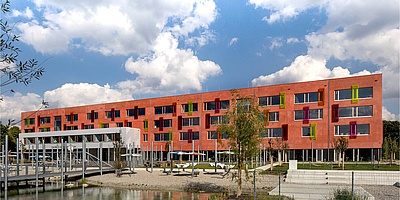 Das Bild zeigt das Willibald-Gluck-Gymnasium (WGG) von außen.
