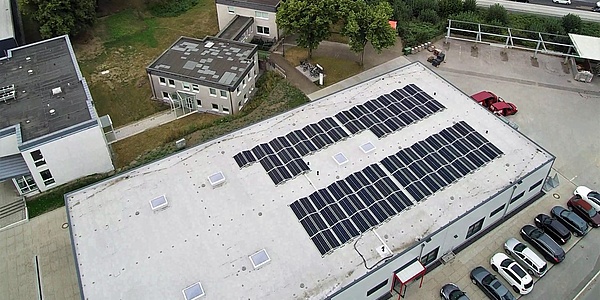 Das Bild zeigt das Gebäude der Stadtentwässerung mit den Solarmodulen (Stadtwerke Herne AG)