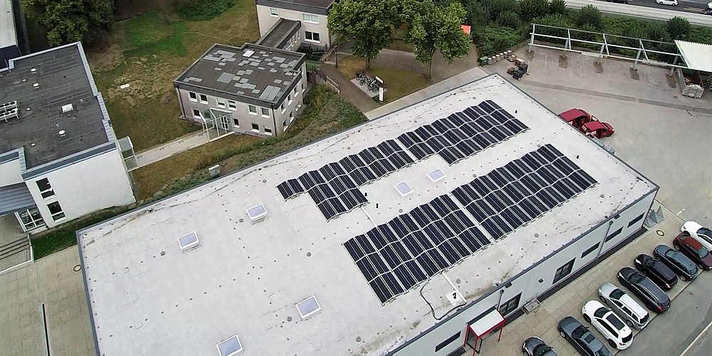 Das Bild zeigt das Gebäude der Stadtentwässerung mit den Solarmodulen (Stadtwerke Herne AG)