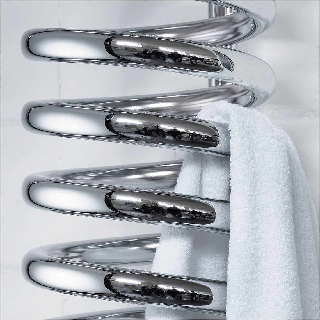Zwischen den Spiralbögen können am Designheizkörper RUNTAL SPIRALE Handtücher aufgehängt werden. (Foto: Zehnder Group Deutschland GmbH, Lahr)