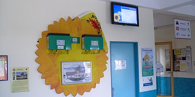 Das Bild zeigt den Display im Eingangsbereich der Surheider Schule.