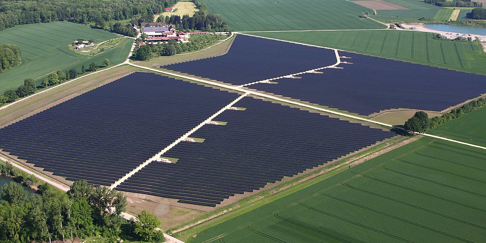 Hier sehen Sie eine Luftaufnahme des Solarparks Helmeringen