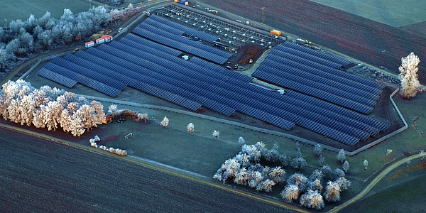 Hier sehen Sie eine Luftaufnahme des Solarparks Bühlenhausen
