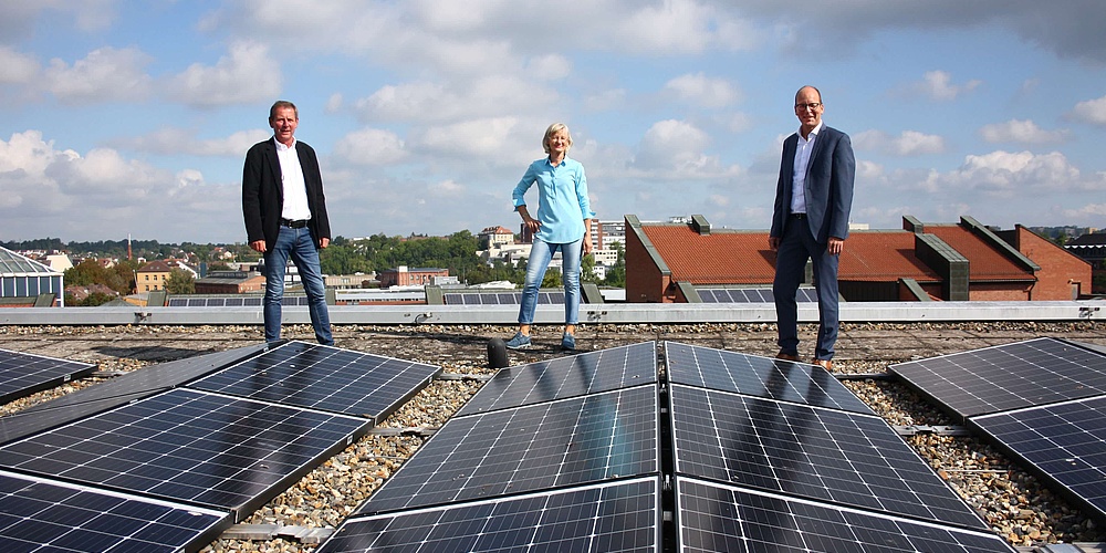 Das Bild zeigt die Solaranlage auf der Universität in Kassel.
