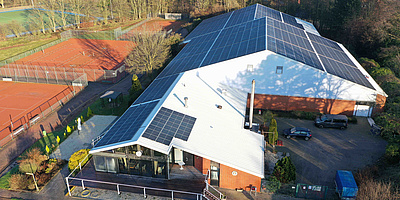 Blick auf die Solaranlage auf dem Dach des THC Münster (Foto: enyway)