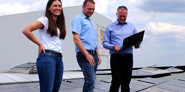 Das Foto zeigt drei Personen auf dem Dach der Blechwarenfabrik (Foto: Blechwarenfabrik Limburg)
