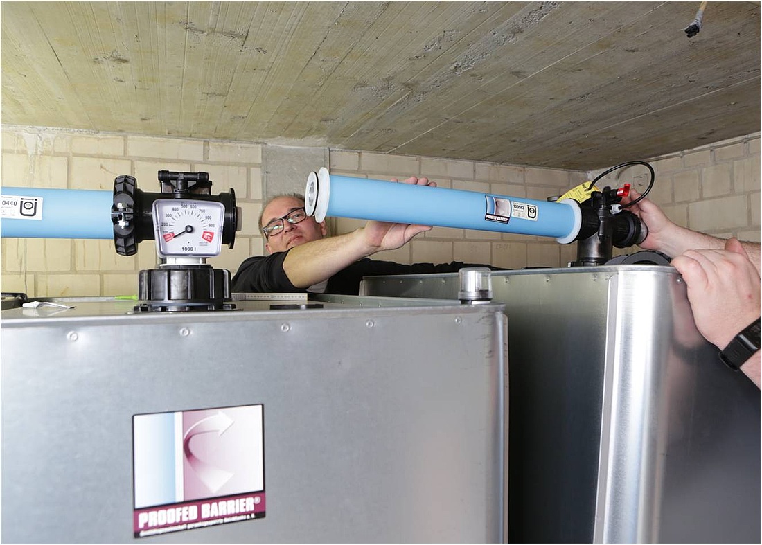 Das Füll- und Entlüftungsrohr wird am Stutzen montiert und mit Sicherungsschellen an der Kellerdecke gesichert. (Foto: Dehoust GmbH)