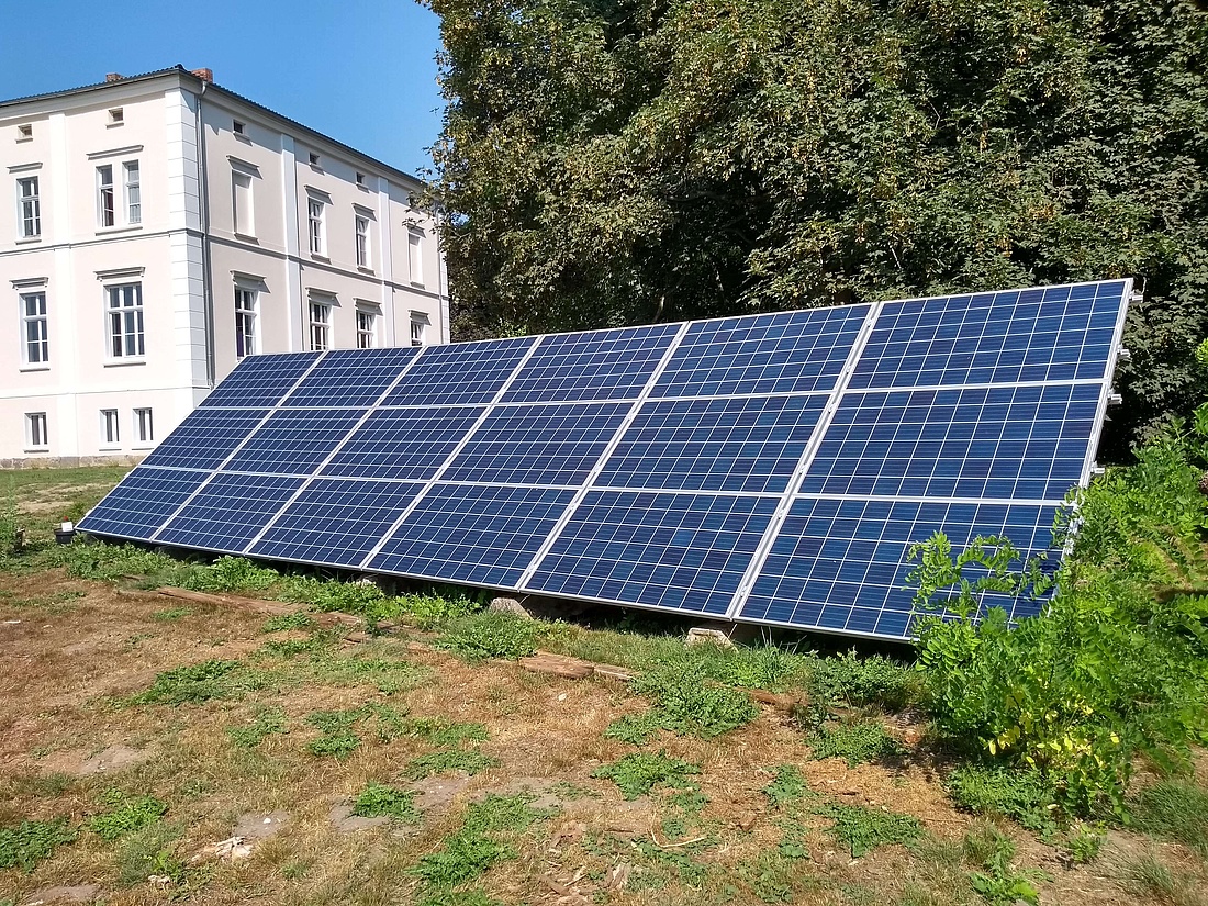 Marke Eigenbau: Diese Solarmodule wurden auf einer selbstgebauten Holzständer-Konstruktion schräg zur Sonne ausgerichtet. (Foto: energie-experten.org)
