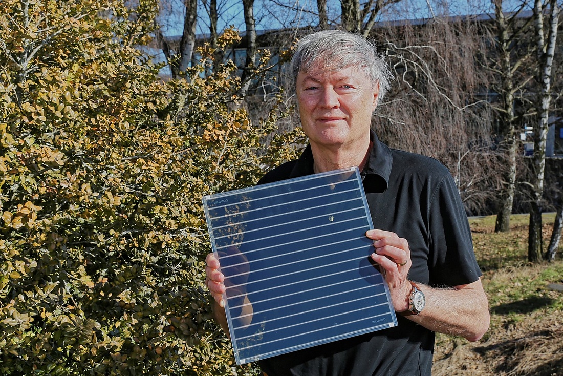 Professor Michael Grätzel mit einer Grätzel-Solarzelle (Foto: EPFL - Alain Herzog)