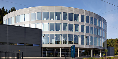 Das Bild zeigt ein Bürogebäude.