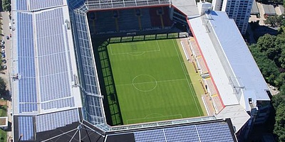 Das Bild zeigt die Photovoltaikanlage auf dem Fritz-Walter-Stadion in Kaiserslautern