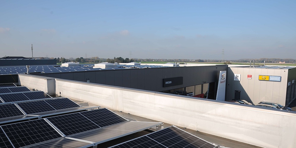 Das Bild zeigt die Solaranlage auf dem Autohaus Dresen in Korschenbroich.