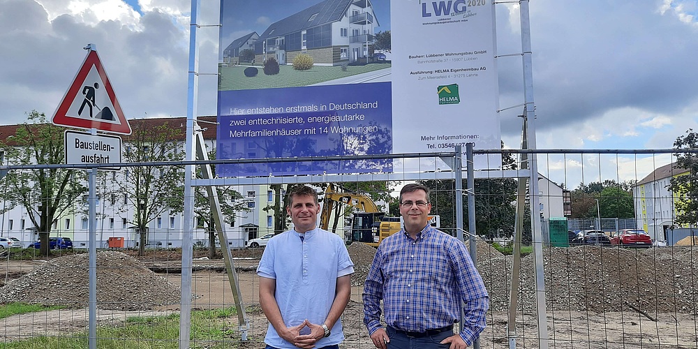 Das Bild zeigt Projektleiter Sebastian Weber und Frank Freyer, Geschäftsführer der LWG, auf der Baustelle (Foto: Lübbener Wohnungsbaugesellschaft (LWG))