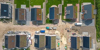Blick auf die Dächer einiger KfW-Effizienzhäuser der Viebrock Smart City in Harsefeld