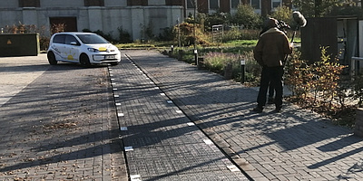 Das bild zeigt die Straße in Neuen Zeche Westerholt, die mit Solarmodulen belegt ist.