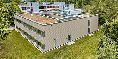 Das Bild zeigt die 900 m² umfassende Fassade der Robert-Jungk-Gesamtschule