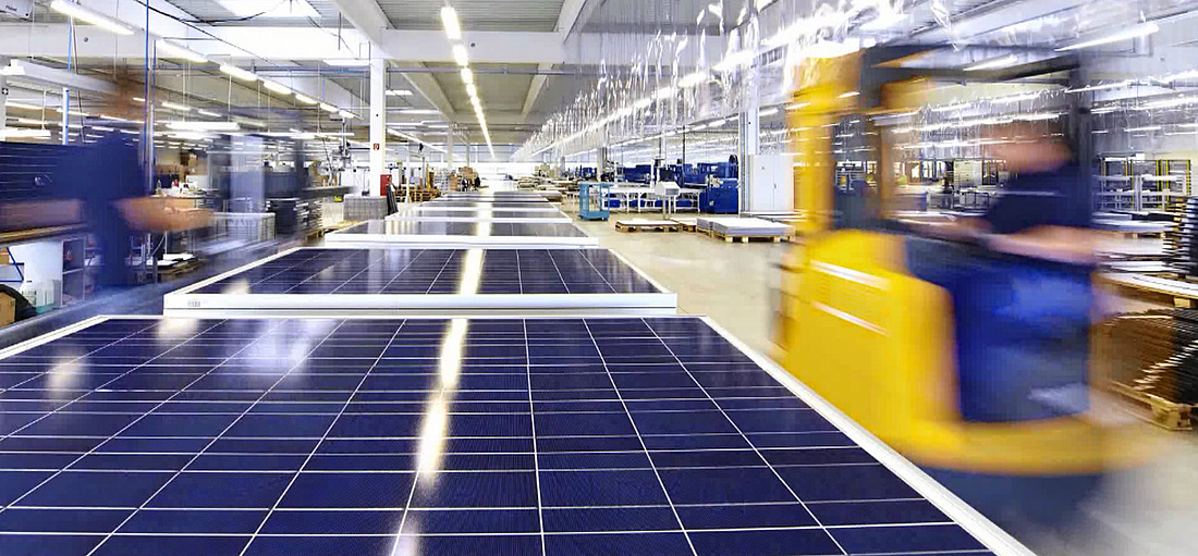 Endfertigung der PV-Module der Sonnenstromfabrik im Werk in Wismar (Foto: www.sonnenstromfabrik.com)