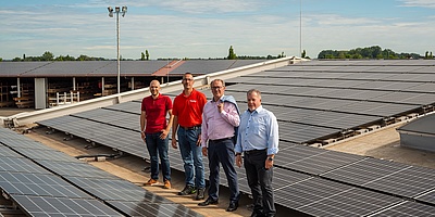 Das Bild zeigt Beteiligte mit der neuen Solaranlage. 