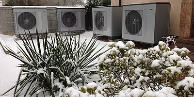 Das Bild zeigt die vier Wärmepumpen im Außenbereich der Stadtvilla (Foto: © Ochs)