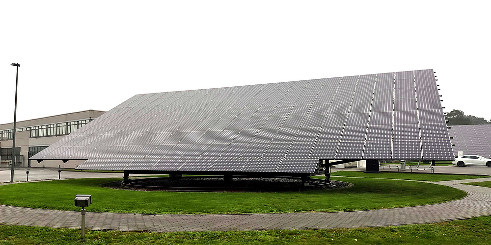 Hier sehen Sie die nachführbare Solaranlage auf dem Gelände von DMG Mori in Bielefeld