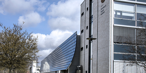 Das bild zeigt das Institut und die Solarfassade von außen (Foto: FBH/P. Immerz)