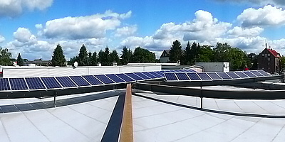 Hier sehen Sie die fertige Solaranlage auf dem Dach des Autohauses Marhenke in Celle
