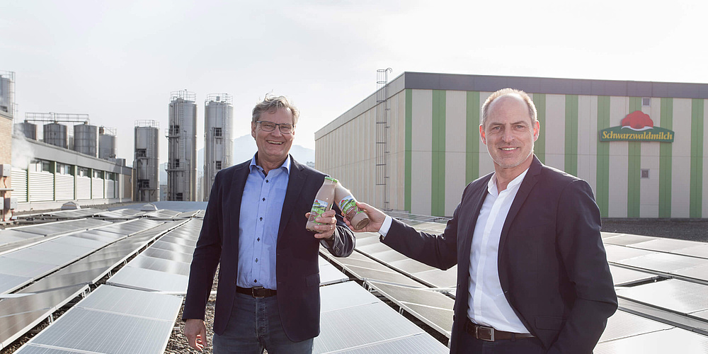 Das Bild zeigt Klaus Preiser (Geschäftsführer badenovaWÄRMEPLUS) und Andreas Schneider (Geschäftsführer Schwarzwaldmilch) auf dem Dach der Produktionshalle (Foto: badenova AG & Co. KG)