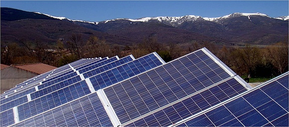 SolarEdge-PV-Projekt mit Isofoton-Modulen auf einem Bauernhaus in Spanien (Foto: SolarEdge Technologies Inc.)