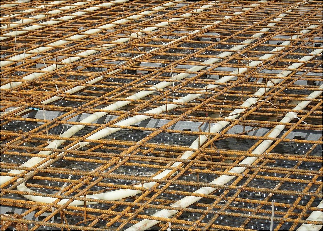 Befestigung der Rohre mit Kabelbindern zwischen zwei Stahlträgermatten. (Foto: energie-experten.org)