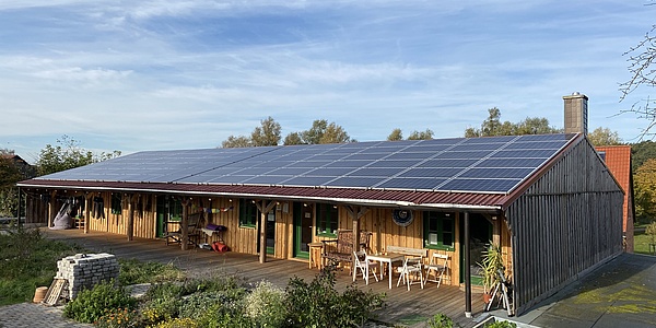 Das Bild zeigt die Solaranlage auf dem Hofladen von Meck-Schweizer.