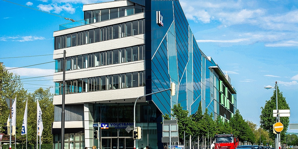 Das Bild zeigt das Volksbank-Gebäude in Karlsruhe von außen.