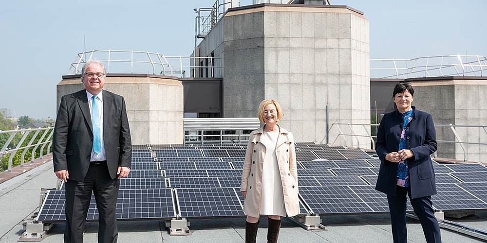 Hier sehen Sie Staatssekretär Dr. Patrick Opdenhövel mit Finanzamts-Vorsteherin Christiane Gieß und BLB NRW-Geschäftsführerin Gabriele Willems auf dem Dach des Finanzamts Duisburg-West