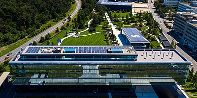 Das Bild zeigt die Solaranlage auf der Dachfläche in Dreieich aus der Luftansicht. 