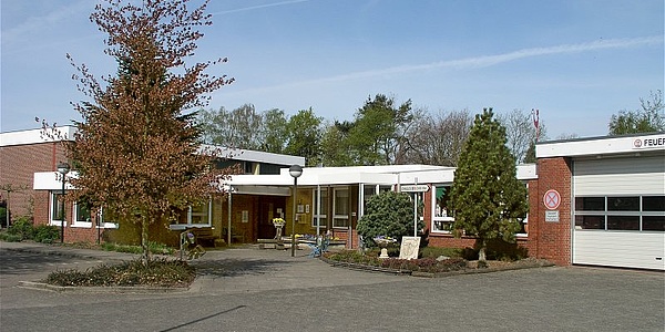 Das Bild zeigt das Gemeindezentrum in Heidgraben von außen.